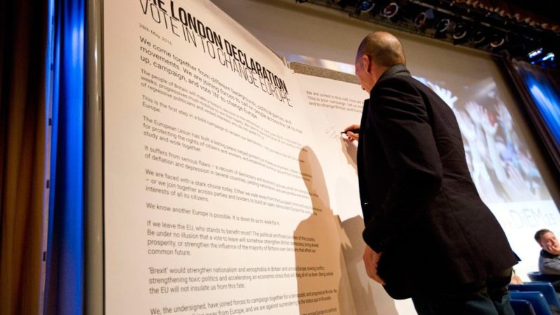 Yanis Varoufakis signs the "London Declaration"
